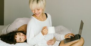 Can women transmit STIs to other women?